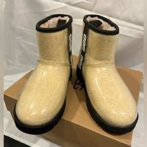 Women’s UGG Classic Clear Mini Boot - Natural/Black Sz 7